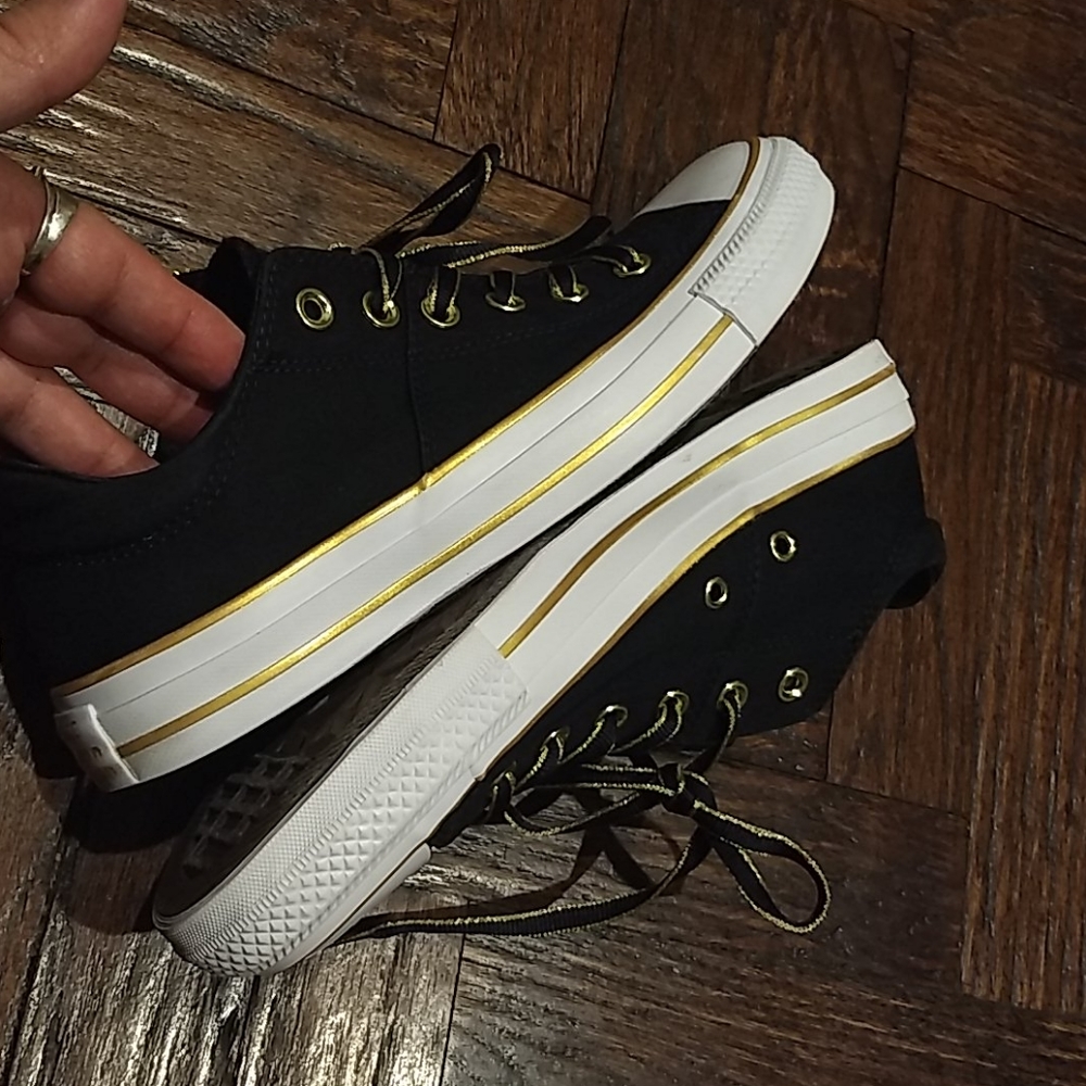 NEW🖤Converse Sneakers black and gold chine💛